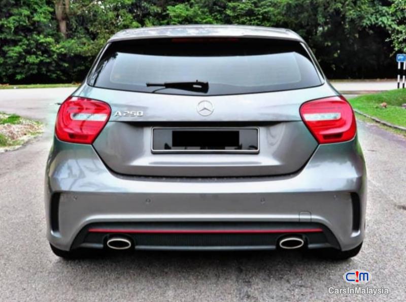 Mercedes Benz A250 2.4-LITER LUXURY SPORT HATCHBACK Automatic 2015 - image 4
