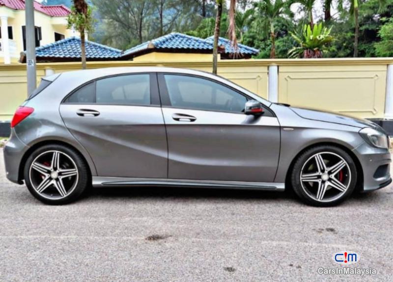 Mercedes Benz A250 2.4-LITER LUXURY SPORT HATCHBACK Automatic 2015 - image 9