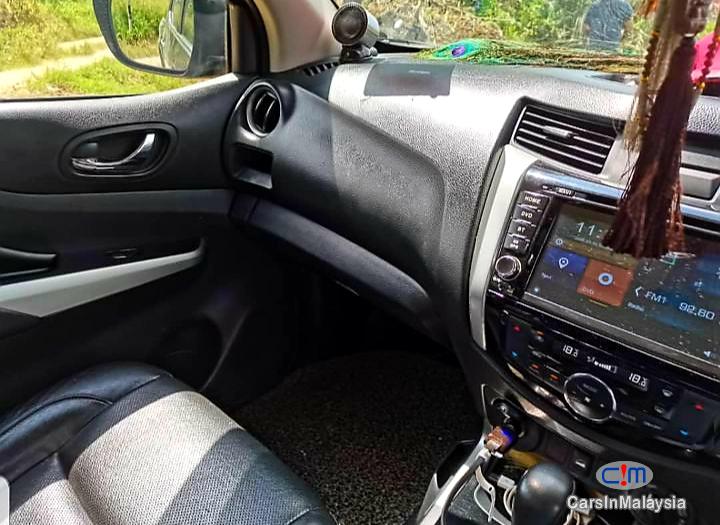Nissan Navara 2.5-LITER DOUBLE CAB DIESEL TURBO Automatic 2017 - image 9