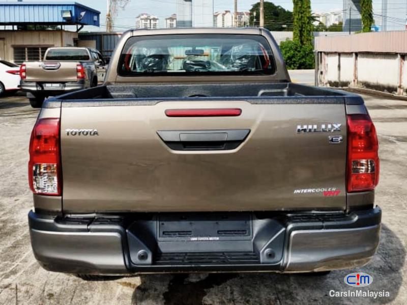 Toyota Hilux 2.4-LITER 4X4 DOUBLE CAB CHASSIS Automatic 2020 - image 2