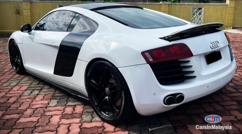 Audi R8 4.2-LITER LUXURY SUPER SPORT CAR Automatic 2011 - image 2