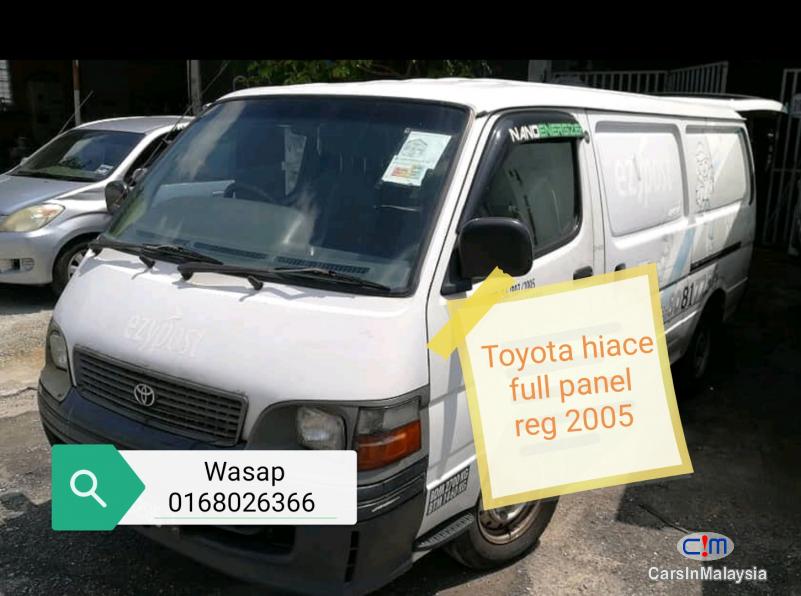 Picture of Toyota Hiace Green Manual 2005