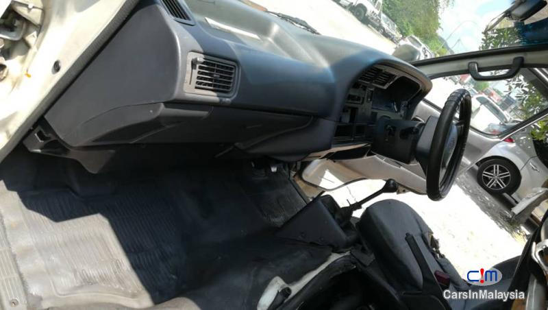 Picture of Toyota Hiace Green Manual 2005 in Selangor