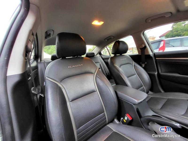 Hyundai Elantra Automatic 2019 - image 9