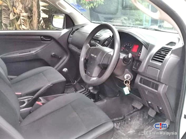 Isuzu D-Max 2.5-LITER 4X4 TURBO DIESEL MANUAL Automatic 2016 - image 2
