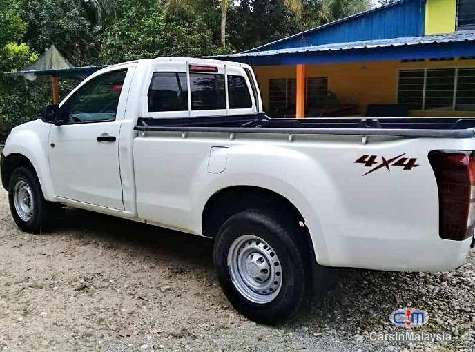 Isuzu D-Max 2.5-LITER 4X4 TURBO DIESEL MANUAL Automatic 2016 - image 3
