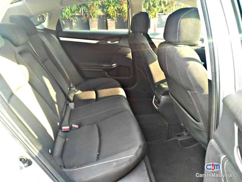Honda Civic 1.8-LITER LUXURY SPORTY SEDAN Automatic 2018 - image 9