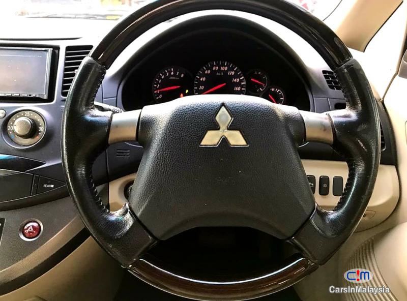 Mitsubishi Grandis 2.4-LITER LUXURY FAMILY MPV 7 SEATER Automatic 2007 - image 13