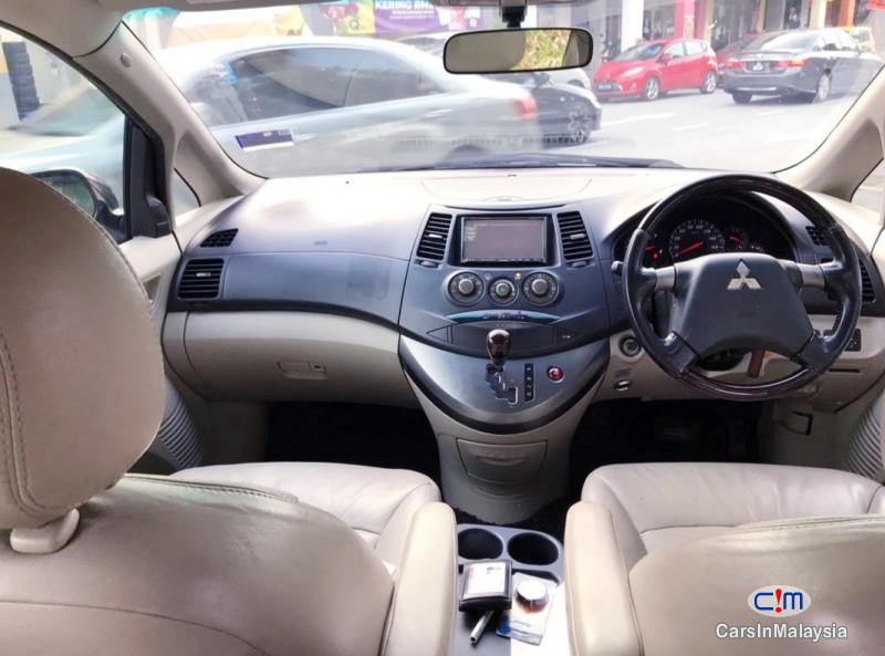Mitsubishi Grandis 2.4-LITER LUXURY FAMILY MPV 7 SEATER Automatic 2007 - image 9