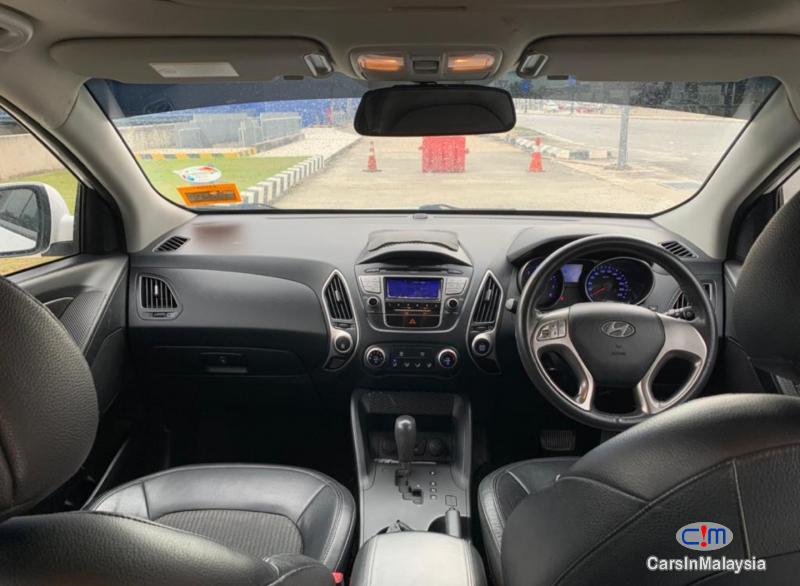 Hyundai Tucson 2.0-LITER SUV FULLSPEC Automatic 2010 - image 12