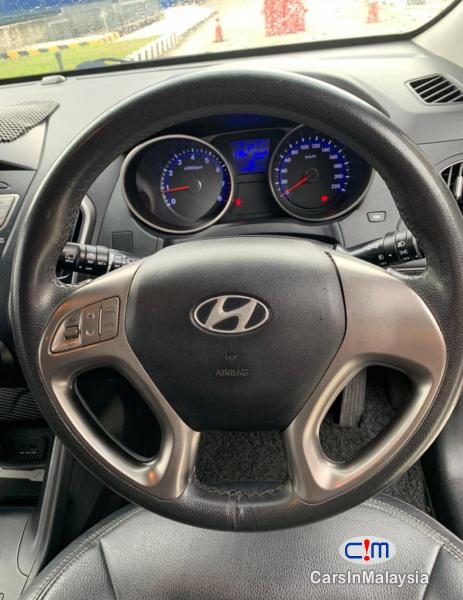 Hyundai Tucson 2.0-LITER SUV FULLSPEC Automatic 2010 - image 13