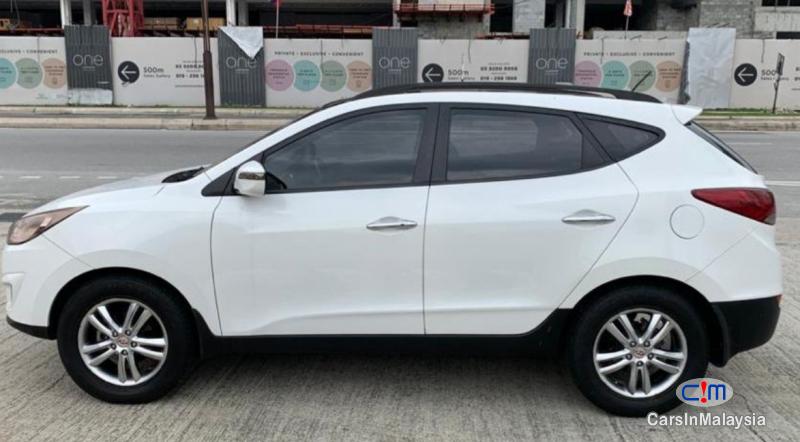 Hyundai Tucson 2.0-LITER SUV FULLSPEC Automatic 2010 - image 14