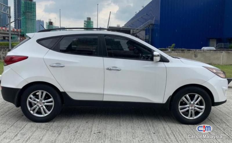 Hyundai Tucson 2.0-LITER SUV FULLSPEC Automatic 2010 - image 16