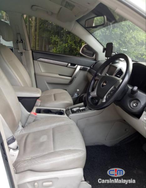 Chevrolet Captiva 2.0-LITER LUXURY FAMILY SUV Automatic 2013 - image 3