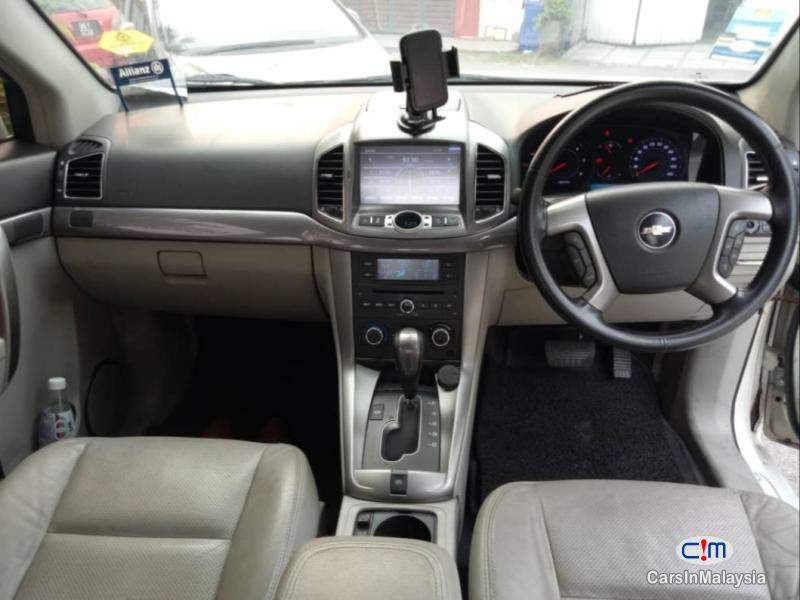 Chevrolet Captiva 2.0-LITER LUXURY FAMILY SUV Automatic 2013 - image 7