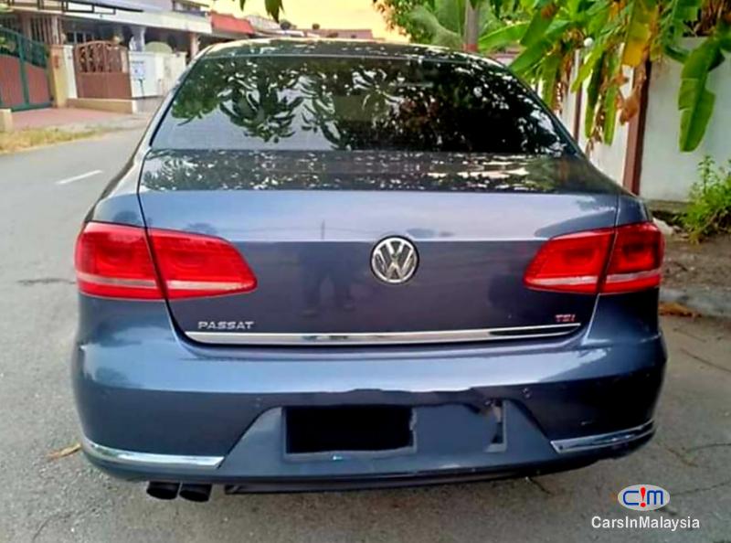 Volkswagen Passat 1.8-LITER LUXURY TURBO SEDAN Automatic 2011
