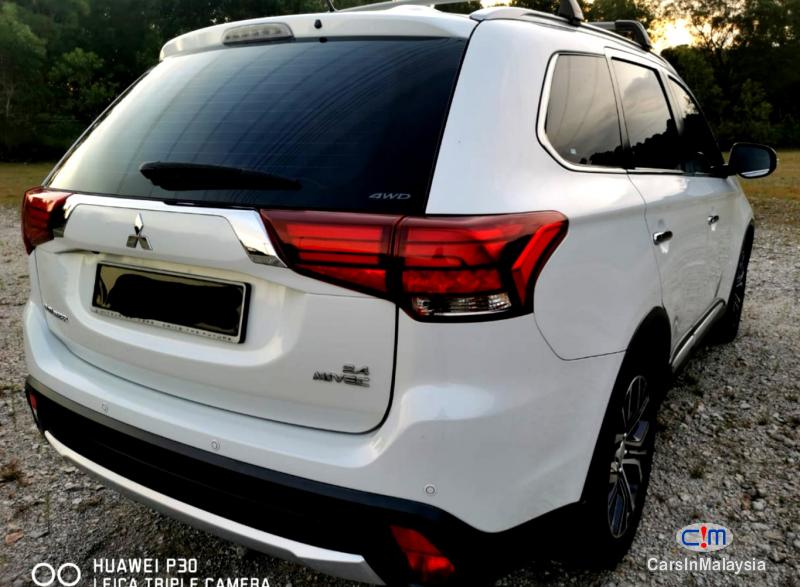 Mitsubishi Outlander 2.4-LITER LUXURY AWD CVT SUV 7 SEATER Automatic 2017 - image 10