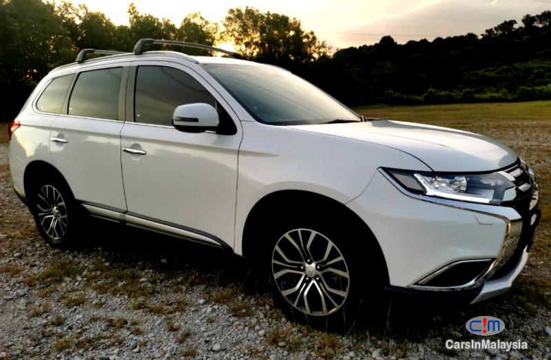 Mitsubishi Outlander 2.4-LITER LUXURY AWD CVT SUV 7 SEATER Automatic 2017