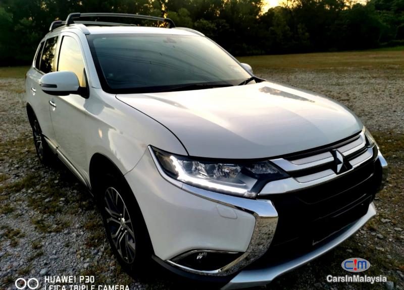 Mitsubishi Outlander 2.4-LITER LUXURY AWD CVT SUV 7 SEATER Automatic 2017 - image 9