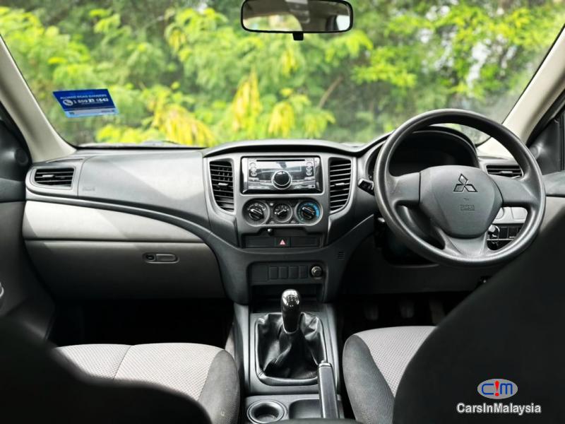 Mitsubishi Triton 2.5L 4X2 KERETA SAMBUNG BAYAR Manual 2017 - image 8