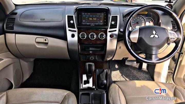 Mitsubishi Pajero Sport 2.5 VGT 4WD Automatic 2012 - image 11