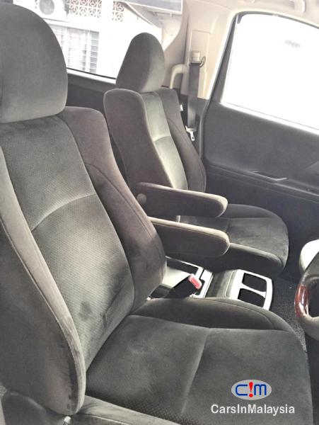 Toyota Vellfire 2.4-Liter Luxury Family MPV 7 Seater Automatic 2015 - image 9