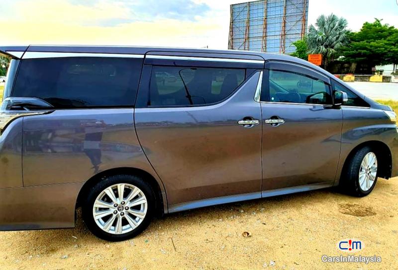 Toyota Vellfire 2.5-LITER 7 SEATER FAMILY MPV Automatic 2017 - image 4