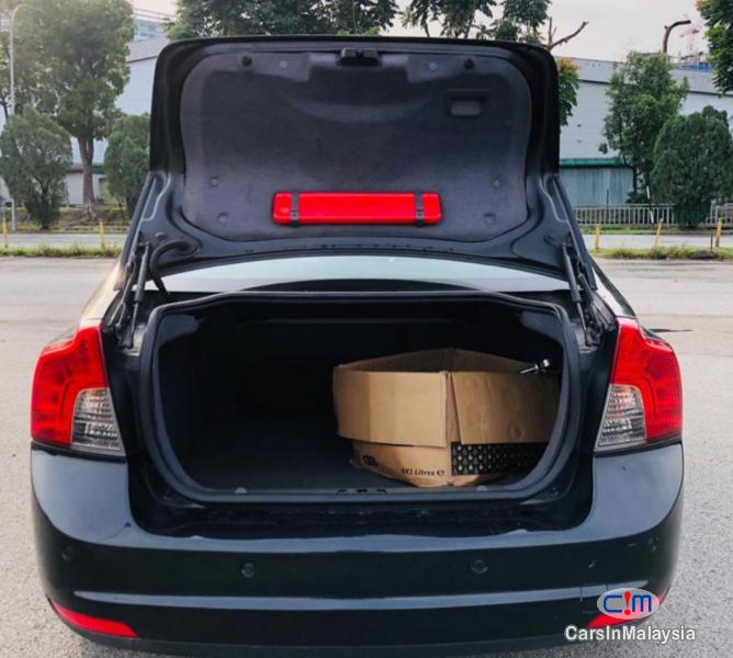 Volvo S40 2.0-LITER LUXURY SEDAN Automatic 2010 - image 10