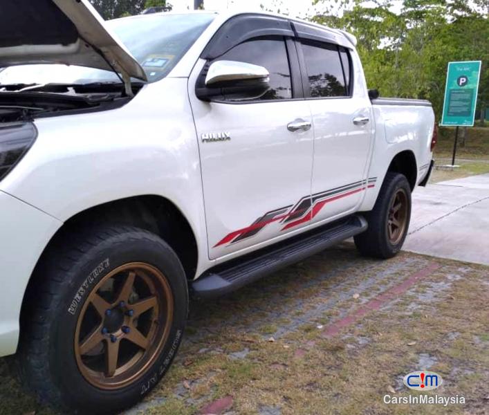 Toyota Hilux 2.4-LITER DOUBLE CAB DIESEL TURBO Automatic 2019 - image 9