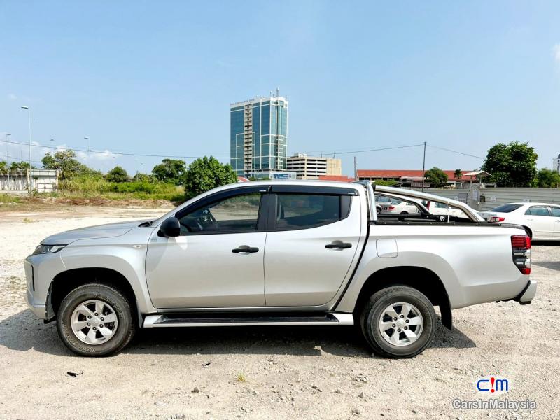 Mitsubishi Triton 2.4-LITER 4X4 4WD DOUBLE CAB Automatic 2021 - image 5