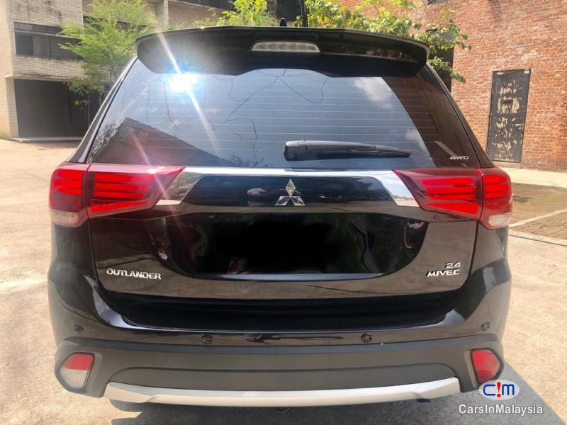 Mitsubishi Outlander 2.4 MIVEC Automatic 2019 - image 3