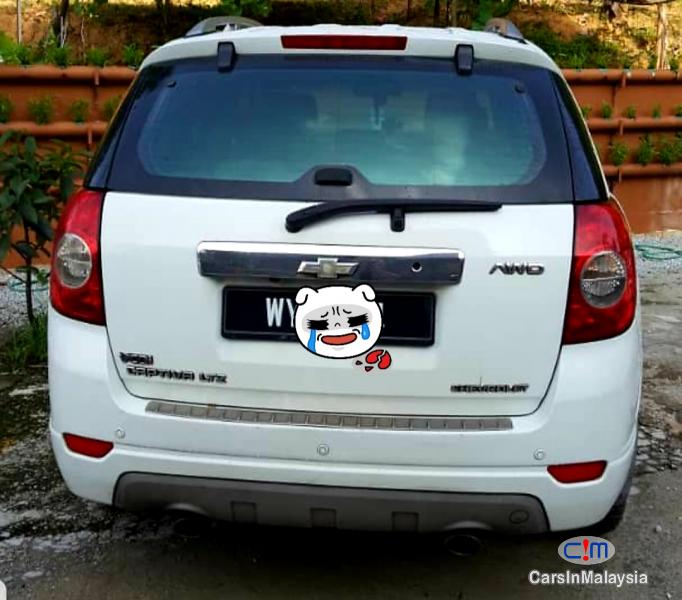 Chevrolet Captiva 2.0-LITER LUXURY FAMILY SUV Automatic 2012 - image 3