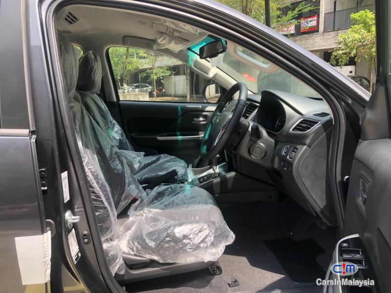 Mitsubishi Triton VGT PREMIUM Automatic 2018 - image 8