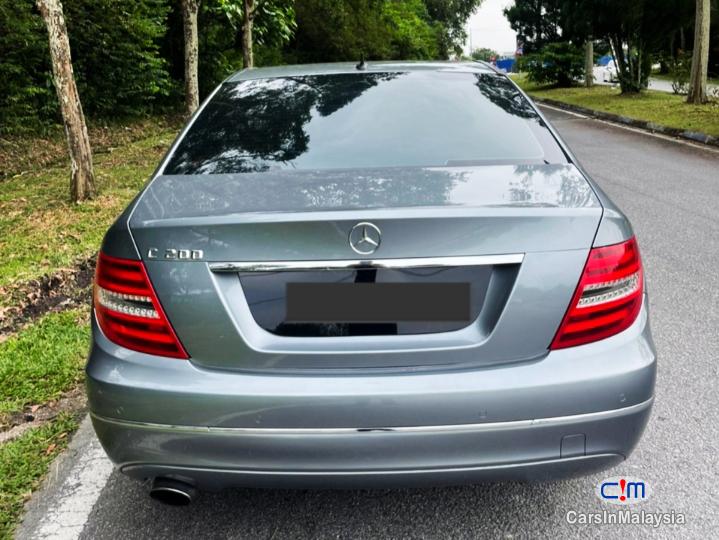 Mercedes Benz C200 CGI 2.0-LITER LUXURY SEDAN Automatic 2014