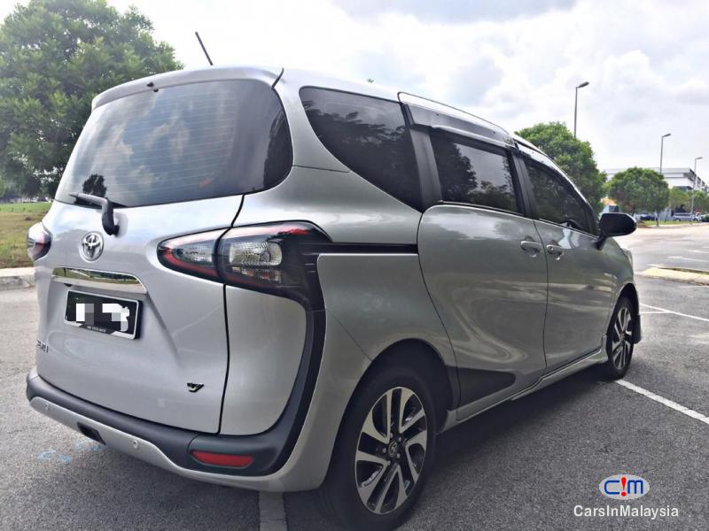 Toyota Sienta MPV Automatic 2018 - image 4