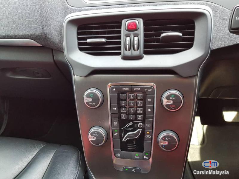 Volvo V40 Cross Country 2.0 Liter Luxury Turbo Automatic 2014 - image 10