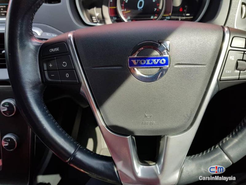 Volvo V40 Cross Country 2.0 Liter Luxury Turbo Automatic 2014 - image 9