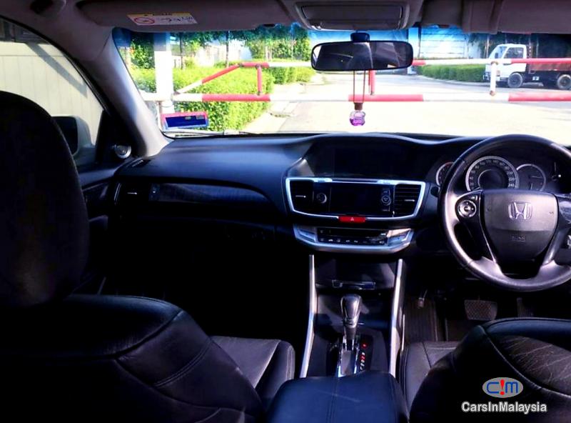 Honda Accord 2.0-LITER LUXURY SEDAN Automatic 2015 - image 5