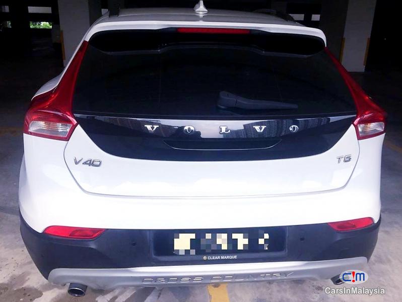 Picture of Volvo V40 Cross Country 2.0-LITER LUXURY SPORT HATCHBACK Automatic 2013