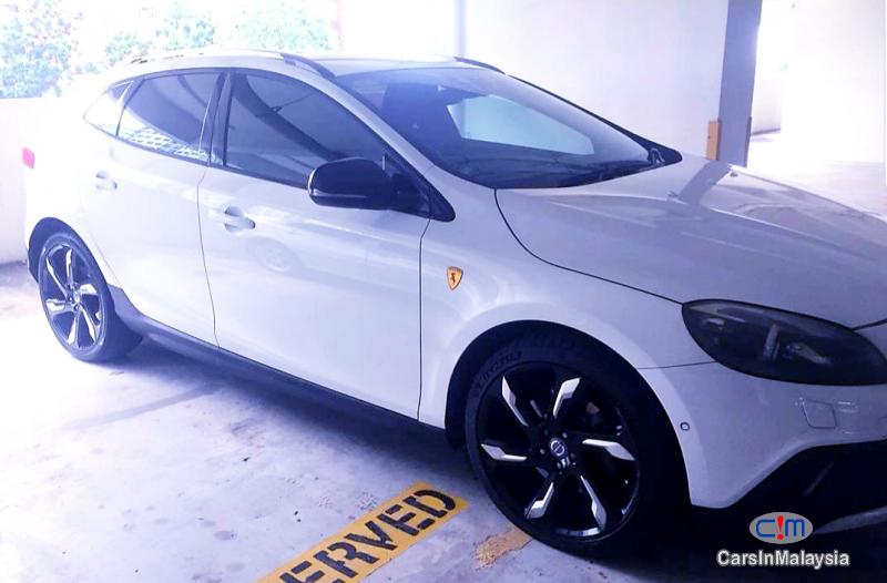 Volvo V40 Cross Country 2.0-LITER LUXURY SPORT HATCHBACK Automatic 2013 - image 2