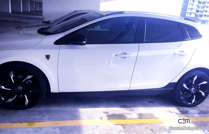 Volvo V40 Cross Country 2.0-LITER LUXURY SPORT HATCHBACK Automatic 2013 - image 3