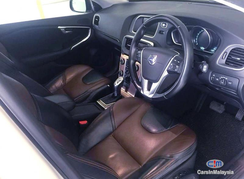 Volvo V40 Cross Country 2.0-LITER LUXURY SPORT HATCHBACK Automatic 2013 - image 4