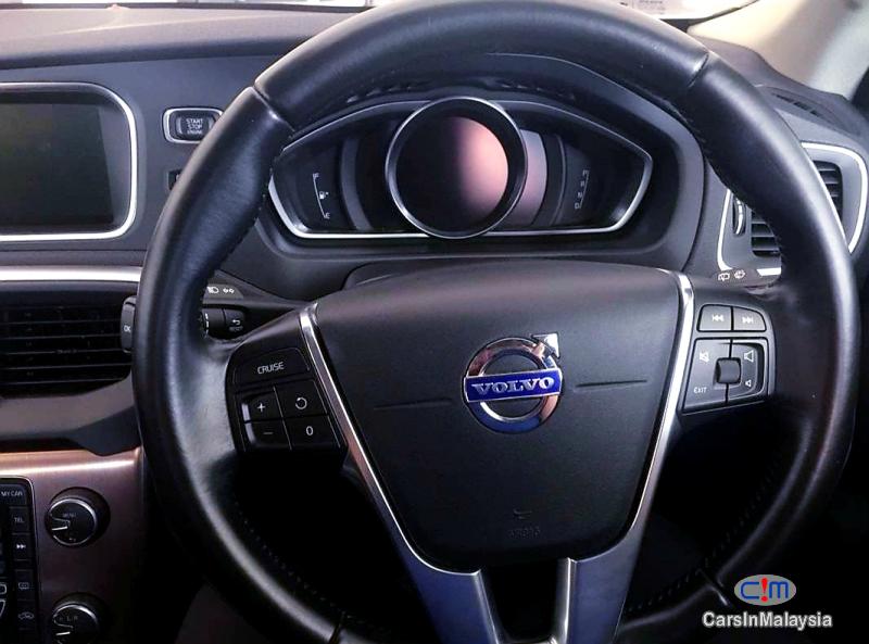 Volvo V40 Cross Country 2.0-LITER LUXURY SPORT HATCHBACK Automatic 2013 - image 5