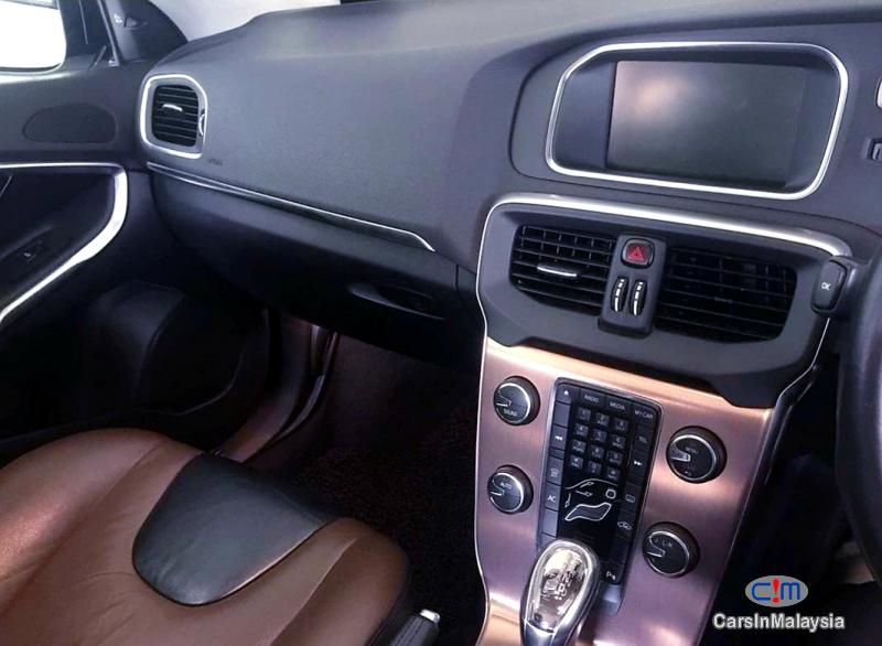 Volvo V40 Cross Country 2.0-LITER LUXURY SPORT HATCHBACK Automatic 2013 - image 6