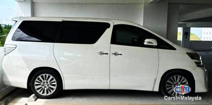 Toyota Vellfire 2.4-LITER LUXURY FAMILY MPV 7 SEATERS Automatic 2017 - image 3