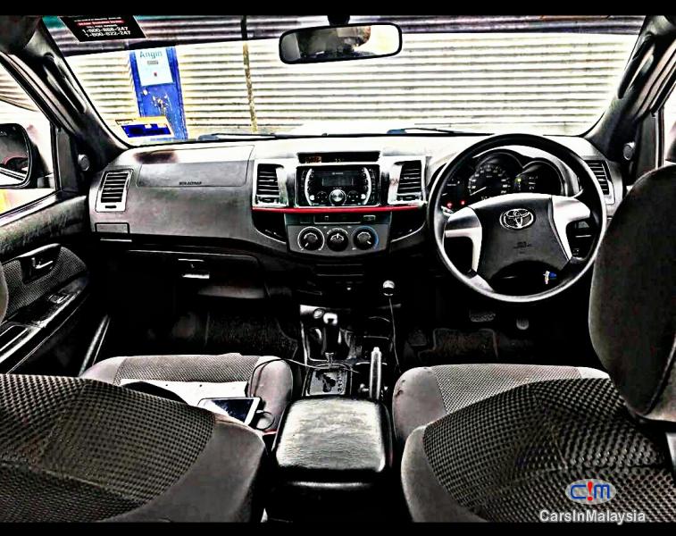 Toyota Hilux Automatic 2013 - image 3