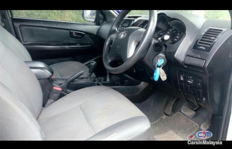 Toyota Hilux Automatic 2013 - image 4