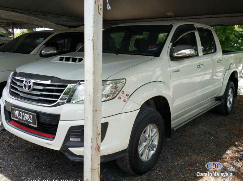 Toyota Hilux Automatic 2013 - image 5