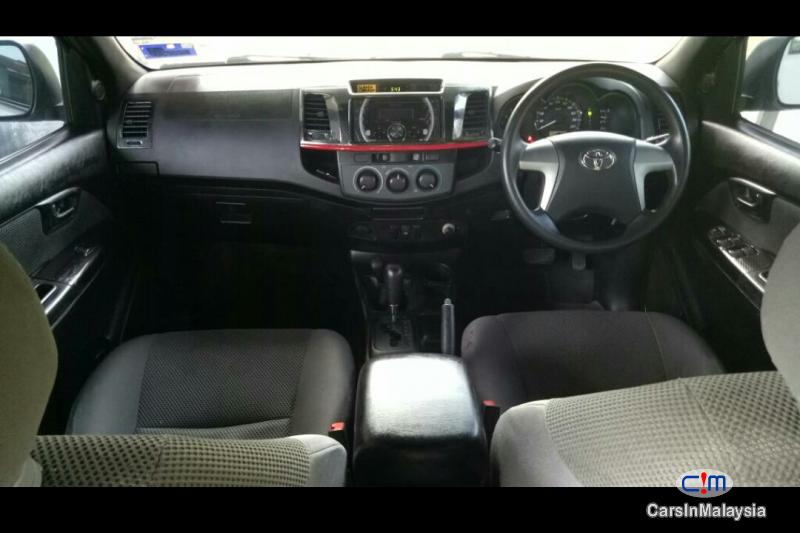 Toyota Hilux Automatic 2013 - image 8