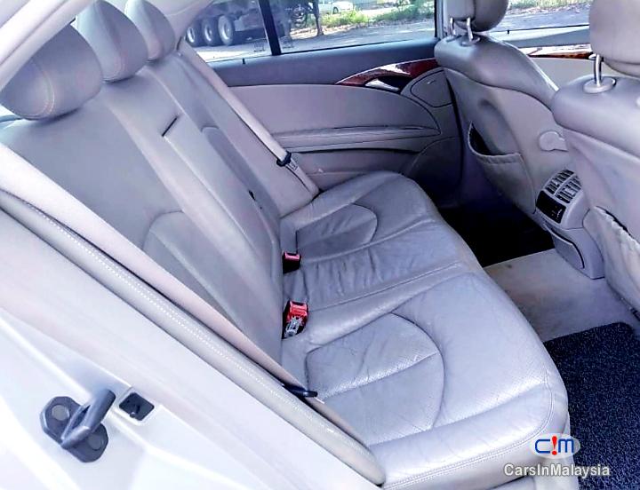Mercedes Benz E200K 1.8-LITER LUXURY SEDAN Automatic 2005 - image 13